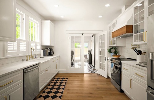 Seminole Heights House | Dog-Friendly Farmhouse – 4BR Fenced Yard, Porch, Walkable to Restaurants & Cafes