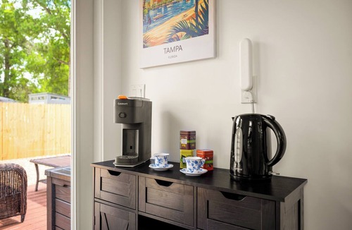 Seminole Heights House | Dog-Friendly Farmhouse – 4BR Fenced Yard, Porch, Walkable to Restaurants & Cafes