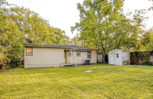 Lakeshore South House | Dog-friendly home with large enclosed yard, central AC, WiFi - snowbirds welcome