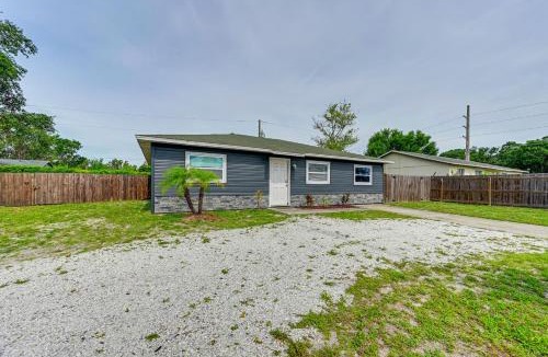 North Sarasota House | Dog-Friendly Home w/Yard ~ 6 Miles to the Beach!