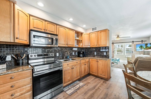 Hills T P Apartment | 🐾 Dog Friendly, Large Heated Pool, Short Walk to Restaurants and the sugar sand Beach!