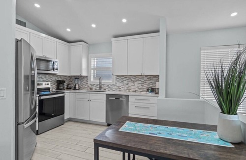 Mid Island House | Dolphin Run | Heated Pool, 3-Min Walk to Beach!