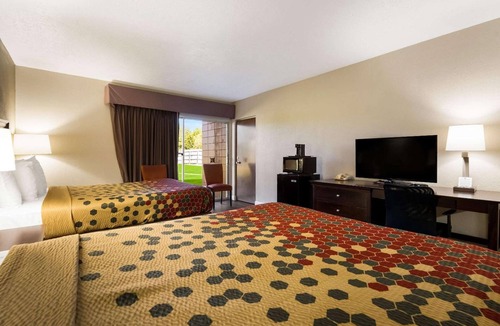 Perry Hotel | Double Bed Room near Go Fish Education Center | Free Breakfast & Onsite Parking