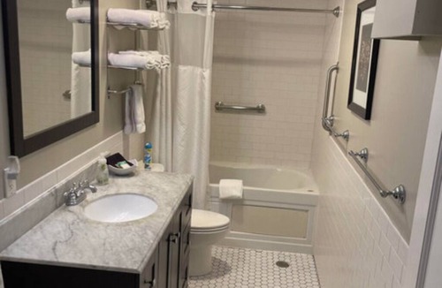Gaffer District Apartment | Double Queen Guestroom