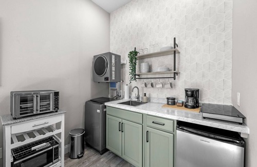 Riverside Heights House | Downtown Bungalow - 1BR Walk to Riverwalk & Armature Works 9 Min to Bucs Stadium