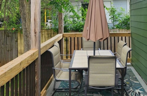 LaGrange House | "Downtown Centre" Intown convenient location is nearby many local activities.