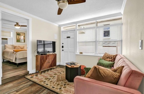 Safety Harbor Hotel | Downtown Safety Harbor Getaway, Queen Bed, Pet Friendly