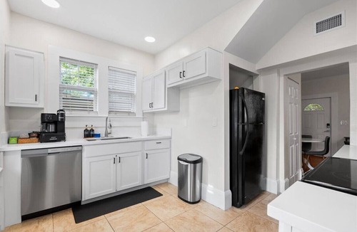 Southbank House | Downtown San Marco Living-Duplex, firepit, spa and BBQ