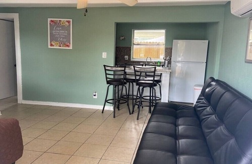 Park East Apartment | Downtown Sarasota Apartment 2BR/2BA Pet-Friendly, Lido Beach-Siesta Key 5-10m.