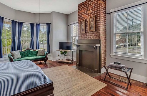 Savannah Victorian District Apartment | Downtown Savannah | Free Parking | Private Porch | Near Forsyth Park