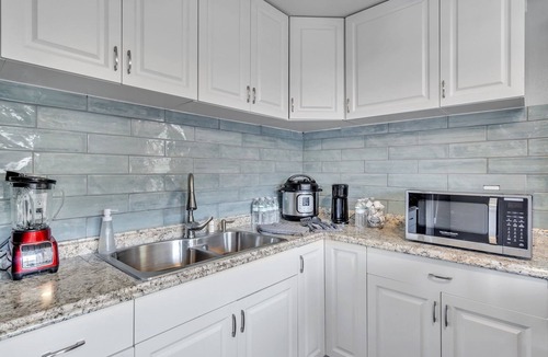 Gillespie Park House | Downtown Single Family Modern Bungalow close to beaches and dining by RedAwning
