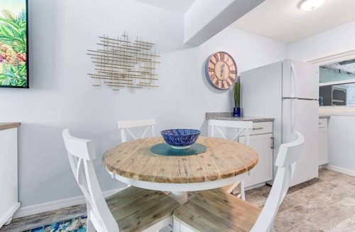 Laurel Park Apartment | Downtown SRQ *Laurel Park * 2 bedrooms * 75” TV