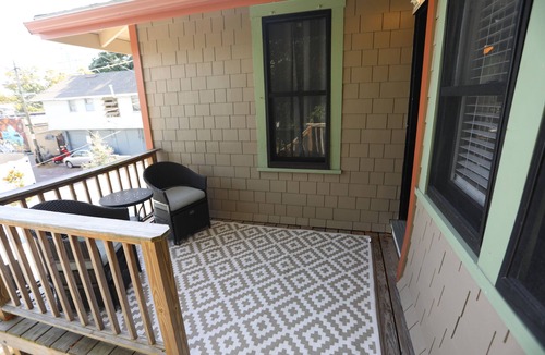 Historic Old Northeast Apartment | Downtown St. Petersburg carriage house close to Tavern/Pizza/Black Crow Coffee!