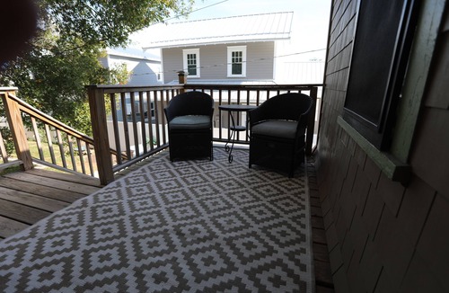 Historic Old Northeast Apartment | Downtown St. Petersburg carriage house close to Tavern/Pizza/Black Crow Coffee!