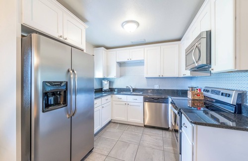 Winter Garden House | Downtown Winter Garden bungalow with private putting green and fire pit