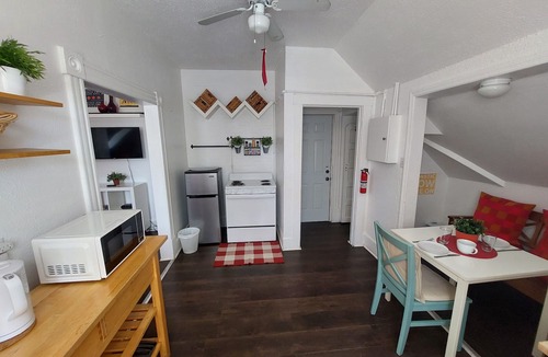Altamont Manor Apartment | Dream holiday at a low price: huge travel discounts now available!