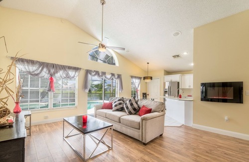 West Kissimmee Villa | Dream Weaver Villa® - White Crane: South Facing Lakefront, Pool/Spa, Near Disney