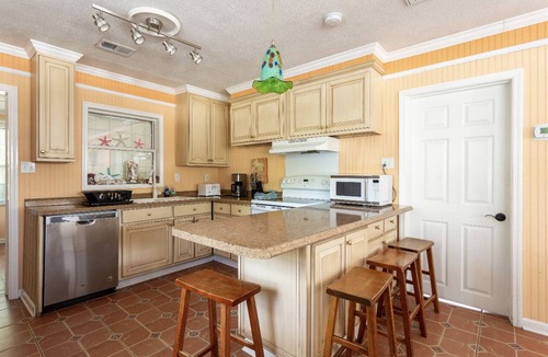 Tybee Island Cottage | Dreamsicle Beach Cottage. Near beach & restaurants. Pet friendly+large backyard.