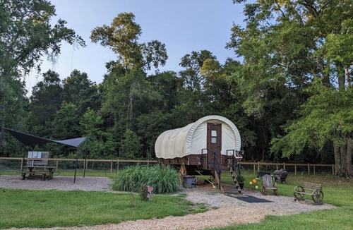 Putnam Hall Apartment | Dreamy Covered Wagon Farm Experience