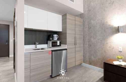 Hollywood Condo | DS Worth Traveling| Hot tub & Unique Rooftop Pool