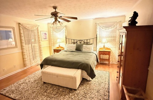 Dublin Bed & Breakfast | Dublin Farm - Stay in comfort at this beautiful 6-bedroom bed breakfast 1 T bed