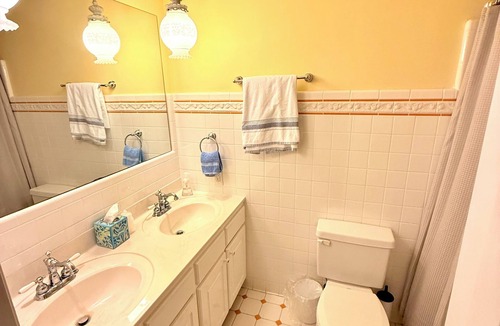 Dublin Bed & Breakfast | Dublin Farm - Stay in comfort at this beautiful 6-bedroom bed breakfast 1 T bed