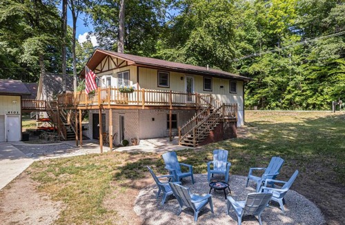 Grawn House | Duck Lake Escape, Dock, Game Room, Kayaks, 7 Beds, Close to Traverse City