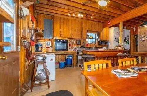 Uvalda Cabin | Dukes Lodge is located between Vidalia, Ga. and Hazlehurst, Ga.