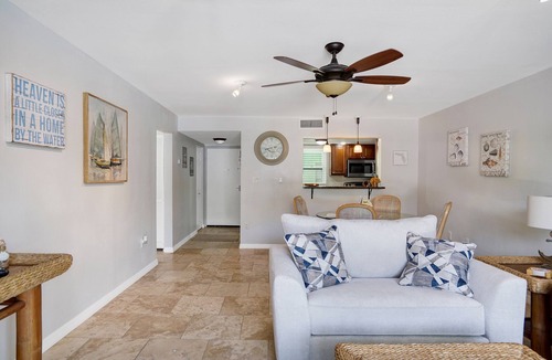 Dunedin Condo | Dunedin Causeway Honeymoon Caladesi Island 1/1 Pool 211