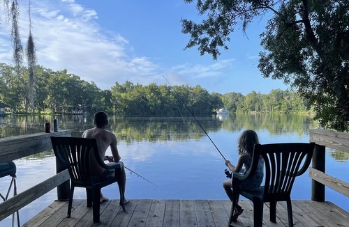 Satsuma House | Dunns Creek Fishing retreat with dock. 5 minutes from boat ramp