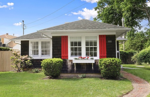 Pantigo Road Historic District House | East Hampton Village: Beautifully Renovated 3 Br 2 Bath Cottage Walk To All