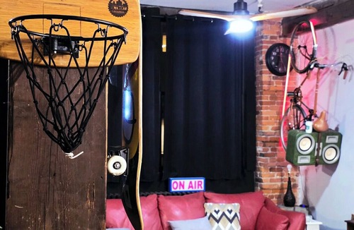 Detroit Apartment | Eclectic Loft in Historic Corktown where vibrance meets serenity – 75" TV & KING