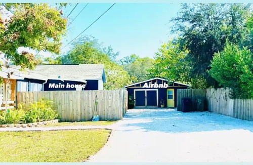 Bearss Plaza Cottage | Eco-Friendly Charming Tampa Cottage - Full Kitchen, Parking, Wifi