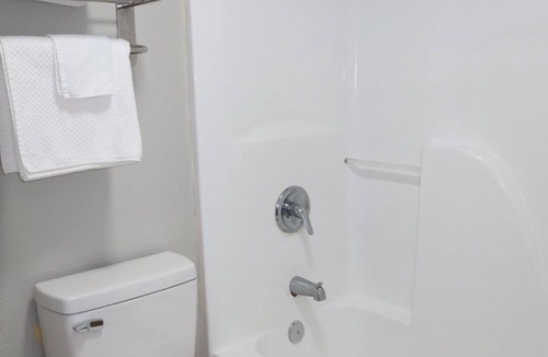 Evergreen Hotel | Econo Lodge Inn & Suites Evergreen