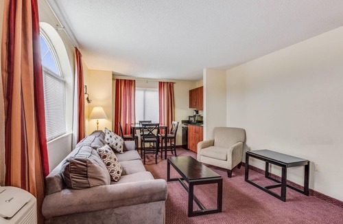 Whitehall Hotel | Econo Lodge Whitehall near Michigan's Adventure