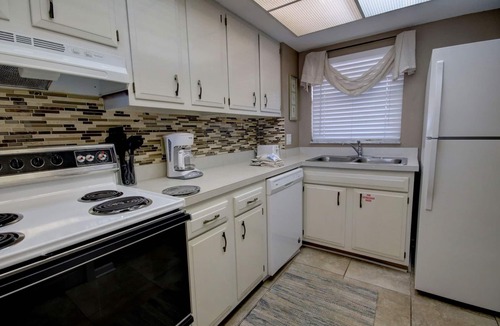 Harold Condo | El Matador 263 - Sixth floor unit