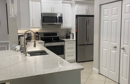 Bay Crest Park Condo | Elegant 2 bd/2 bth condo — Modern Luxury Minutes from Downtown & Beaches!
