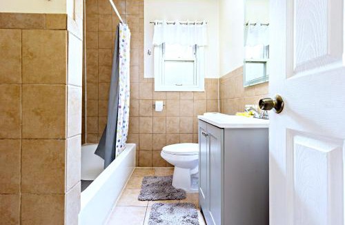 Valley Stream House | Elegant 6BR Home 7 min to JFK, Shopping Dining and Train Access to Manhattan, only 30 min journey, comes with Free Parking