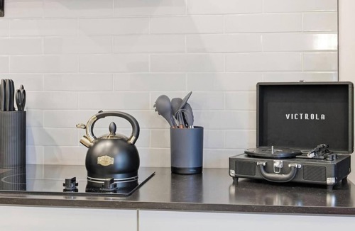 Downtown Jacksonville Apartment | Elegant Studio at the Raven Pool OnSite Parking