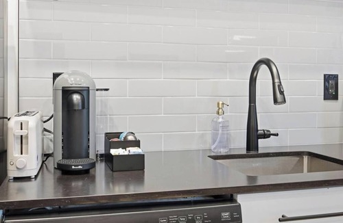 Downtown Jacksonville Apartment | Elegant Studio at the Raven Pool OnSite Parking