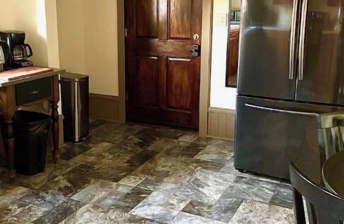 Centre Hall House | ELEGANTLY RESTORED HISTORICAL 2-BEDROOM STAY NEAR PSU