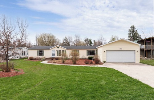 Elk Rapids House | 🌺 Elk Rapids Retreat 3BDR Vacation Home | Newly Renovated