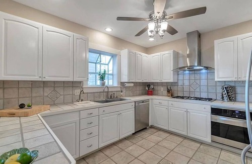 Historic Old Northeast Bed & Breakfast | Elm Room Bay at ONE Inn, steps to Downtown St. Pete: Ideal for all guests