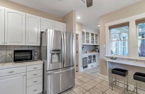 Historic Old Northeast Bed & Breakfast | Elm Room Bay at ONE Inn, steps to Downtown St. Pete: Ideal for all guests