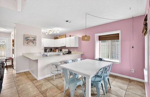 Holiday Beach House | Emerald Escape 1 - 3 Blocks to Beach