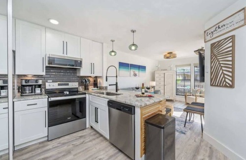Holiday Isle Condo | Emerald Gem *Heated Pool & Private Beach Access*