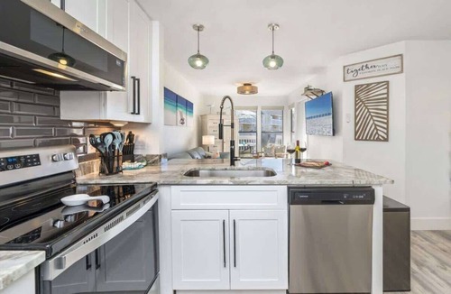 Holiday Isle Condo | Emerald Gem *Heated Pool & Private Beach Access*