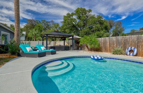 Jacksonville Beach House | Endless Fun | Pool, Pickleball, Spa & Putt Putt
