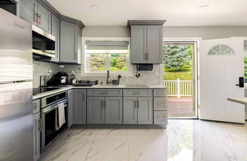 Woodbury House | Enjoy a stylish experience at this Central Valley, modern 3 bedroom home.