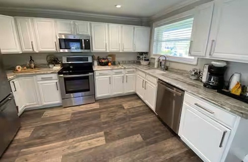 Plantation Estates House | Enjoy an exquisitely decorated lake house with luxury furnshings and bedding